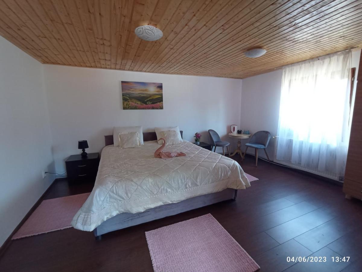 Casa Soveja Rucareni Guest House Ngoại thất bức ảnh